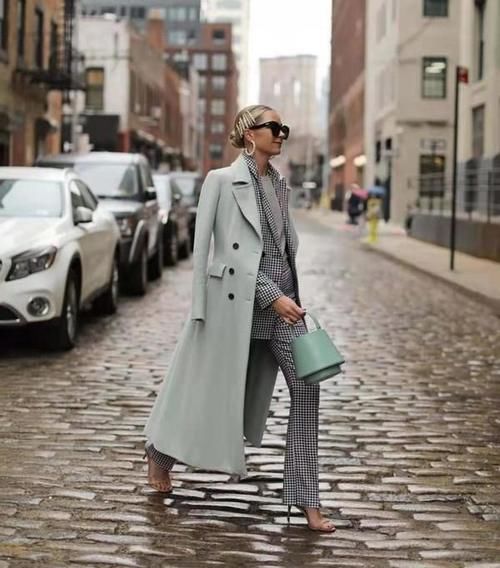 2021年流行的高级色，很适合皮肤黄黑的女人，时髦显白有气质黄黑皮能穿流行色吗？2021流行色推荐高级色搭配运用法则：