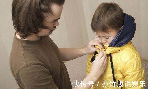 文丨橘|爸爸给女儿反穿衣服,女儿转过身,把妈妈逗笑了