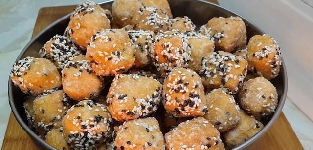 我家面粉就爱这样做,加4个鸡蛋,做法比麻花简单,比油条都好吃