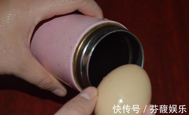 水煮鸡蛋，不用锅不用电，煮出的鸡蛋老嫩适中，真是高手再民间