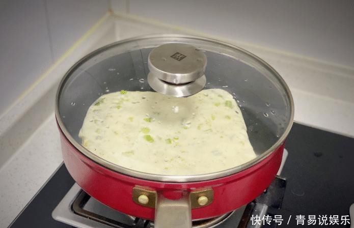  自己烙饼，为何总是硬外婆教我一招，香软酥脆层次多，个个鼓泡