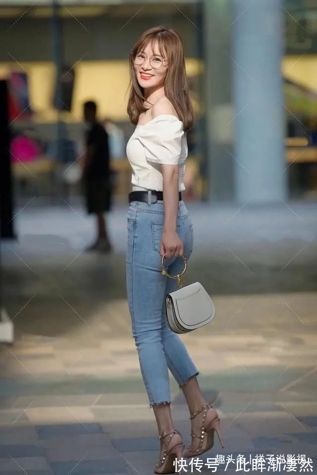 牛仔裤 一字肩上衣搭配牛仔裤,凸显迷人气质,精致端庄还显瘦
