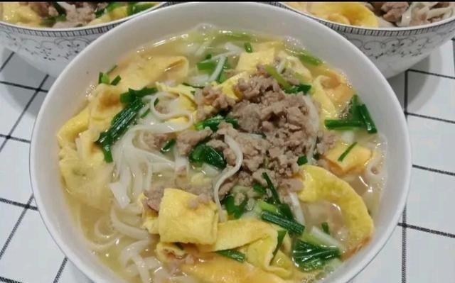 早餐面条这样做，大人小孩都爱吃，吃上十天都不会厌