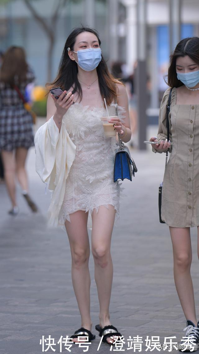 美女穿吊带流苏裙，搭配黑色凉拖鞋，清凉舒适又显随性慵懒气息