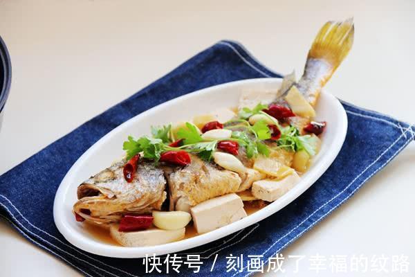 让鱼更“鲜”的做法，加块它一起炖，营养翻倍，一点都不腥