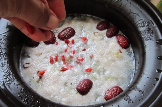 为啥银耳怎么煮都不出胶？有2点很关键，教你做法，出胶快又多