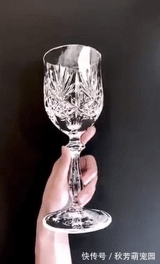 光影@日本妹子把白纸刻成玻璃杯,连水珠都能看见,裸眼3D还能这么玩?
