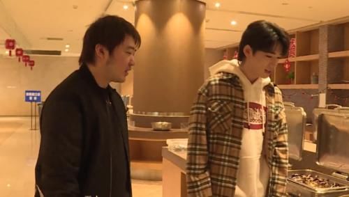 宋亚轩广电食堂吃自助餐，吃肉怕浪费，拿了两个大馒头：山东人最爱