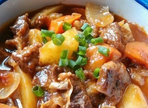 爷爷炖牛肉的秘制配方，牛肉鲜嫩入味，好吃不塞牙，连汤都喝光