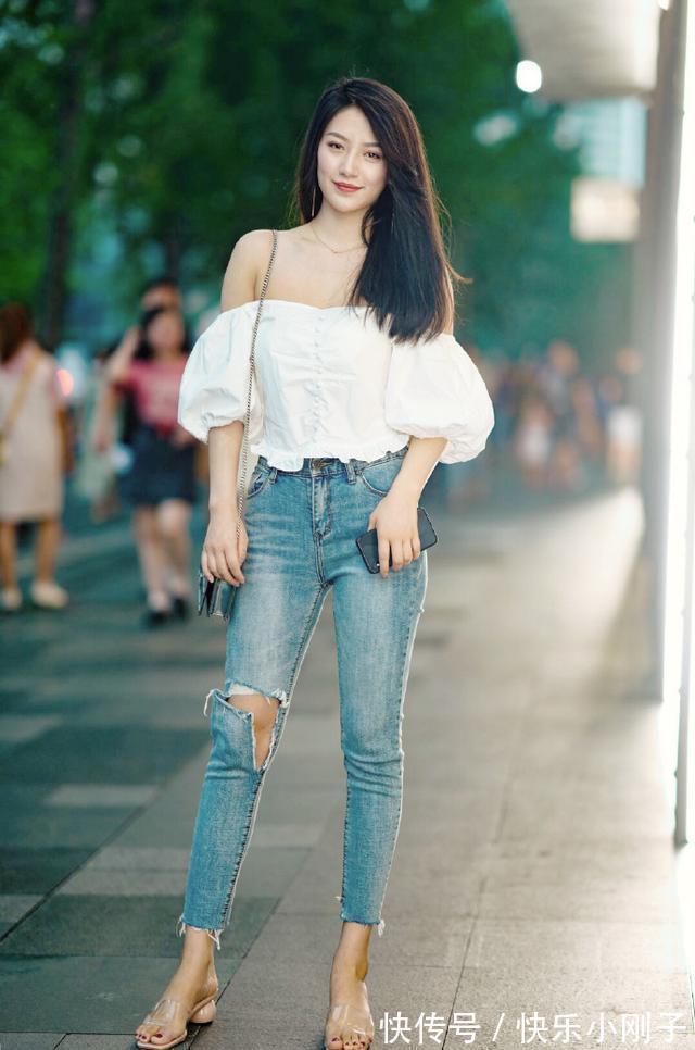 紧身牛仔裤 时尚清新穿搭,白色露肩短袖,搭配紧身牛仔裤,看上去时尚又可爱