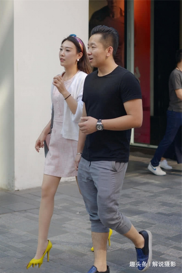 浅色|街拍美女穿一款浅色的连衣短裙,让双腿更显修长