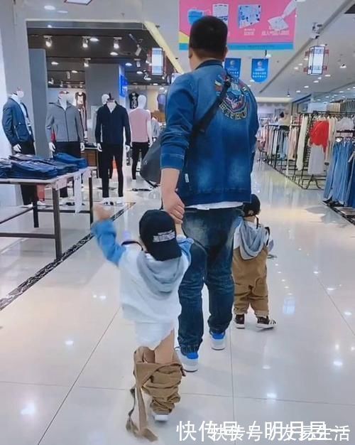 不靠谱|佛系奶爸带娃逛商场,宝宝裤子掉了却浑然不知,儿子幸亏穿了尿不湿