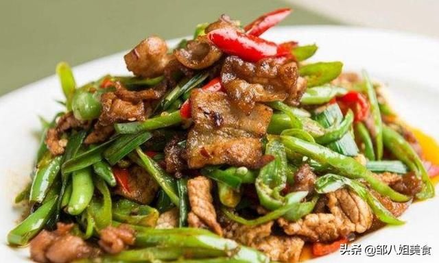做辣椒炒肉，不要切好直接炒，多做两步，麻辣鲜香，越吃越上瘾
