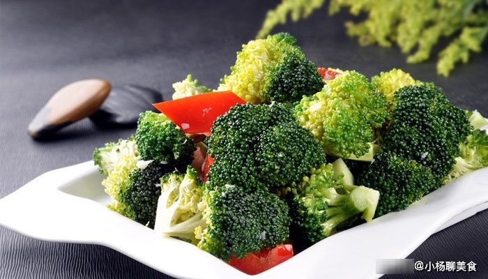 西兰花|炒西兰花直接焯水就错了,多加1步很关键,西兰花翠绿又香脆!