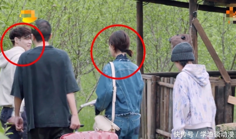 杨紫 李诞张艺兴抢着帮杨紫提箱子,细看杨紫的态度,跟谁关系好很明显