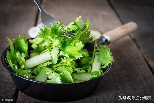 骨骼|骨质疏松该怎么办?提醒:多吃4种食物,骨质越来越好