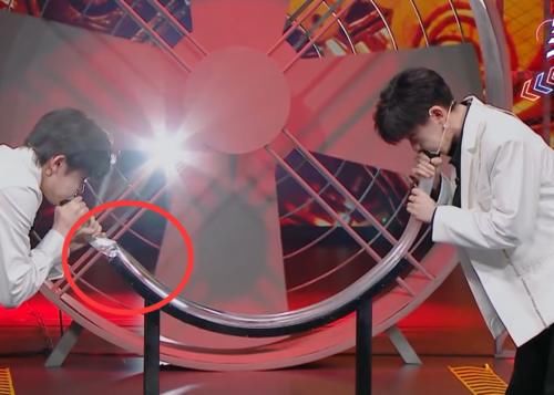 宋亚轩使劲吹水管,五官挤在一起,脸上的一处凸起令粉丝傻眼了