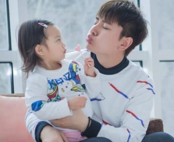 梦幻|甜馨8岁生日很热闹，城堡蛋糕很梦幻，蛋糕上的字却扎了心