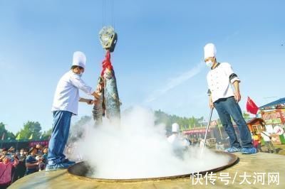 中秋|河南一景区打捞起一条重102斤、长1.75米的“鱼王”