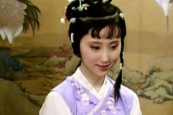 黛玉$林黛玉目无下尘是轻狂?接过丫鬟的漱口茶:俗香浸染,凤凰变成鸡