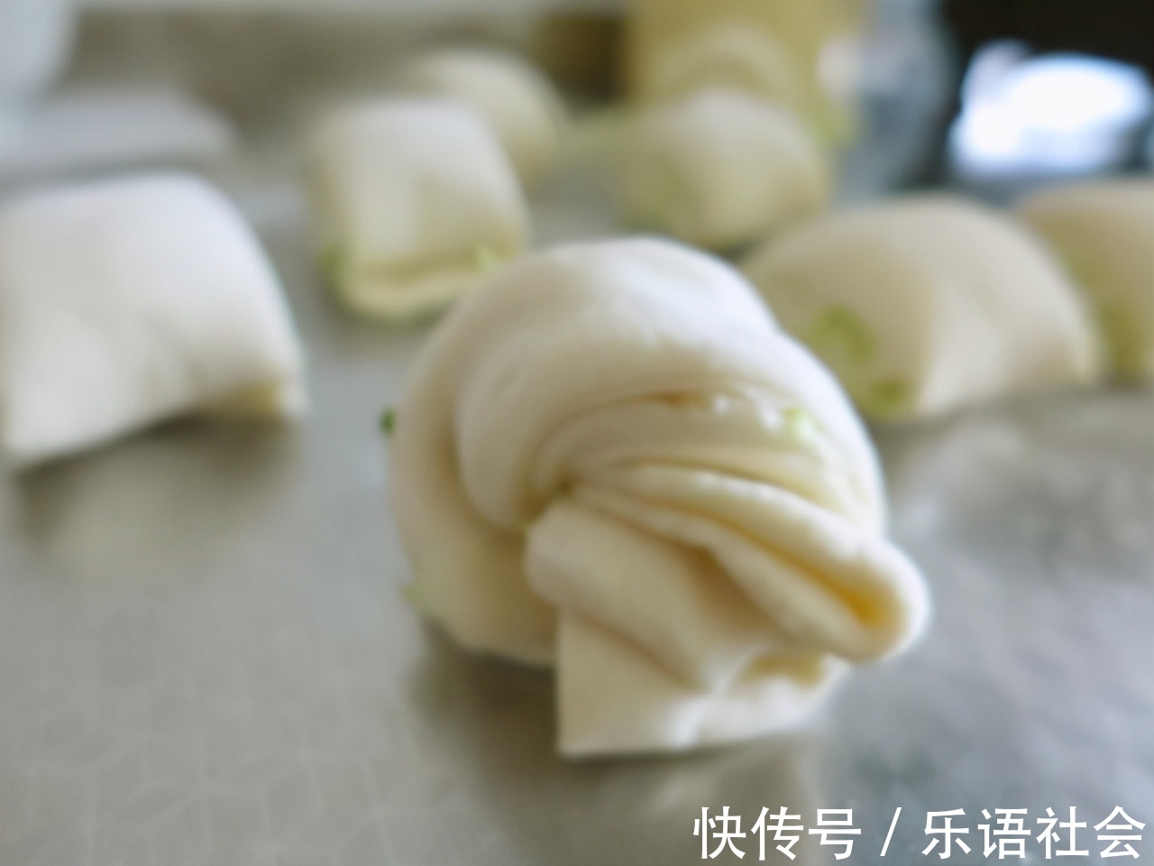 面团|面粉别蒸馒头了，手把手教你做葱香花卷，一压一卷层次多