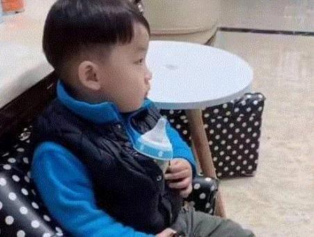 皮皮|“卑微弟弟”伺候姐姐火了,怀里温奶给姐喝,网友求生欲太强