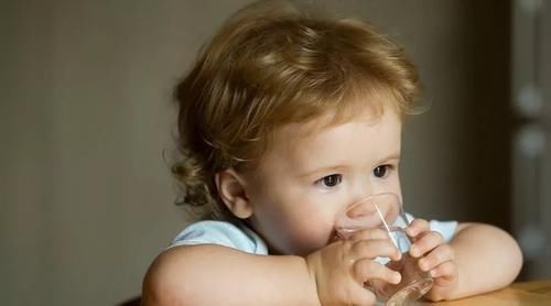 舌头|夹伤舌头的“危险水杯”,你还在用?数名宝宝已中招,家长速查