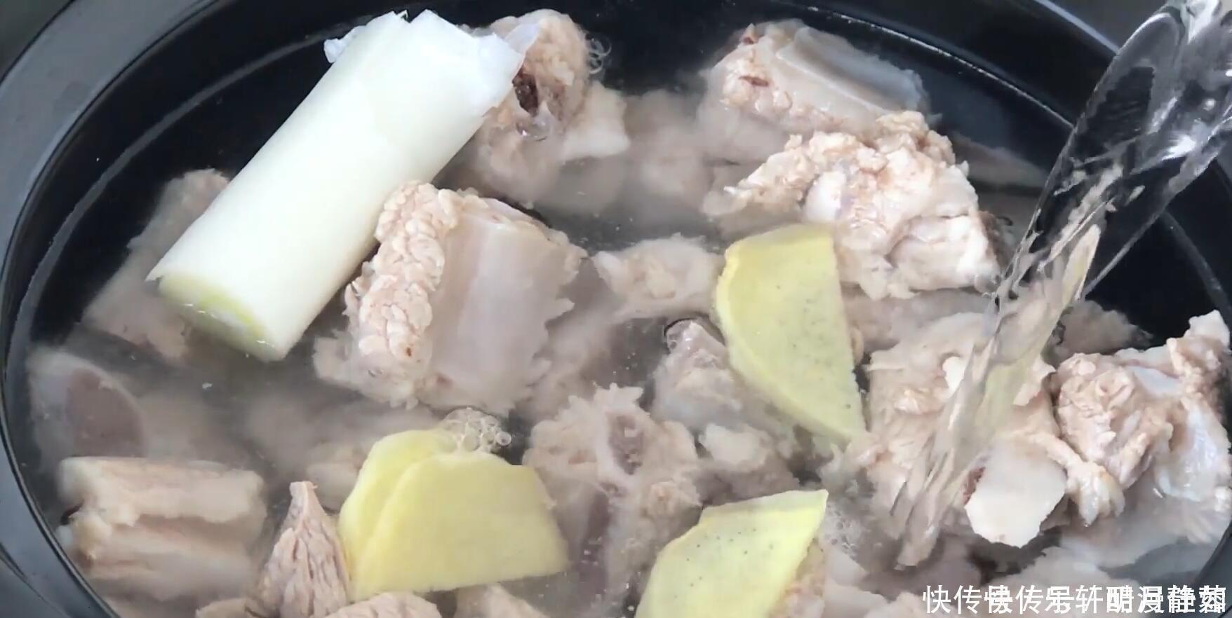 肉质|排骨直接焯水就错了,大厨教你正确做法,肉质软嫩入味,不腥不柴