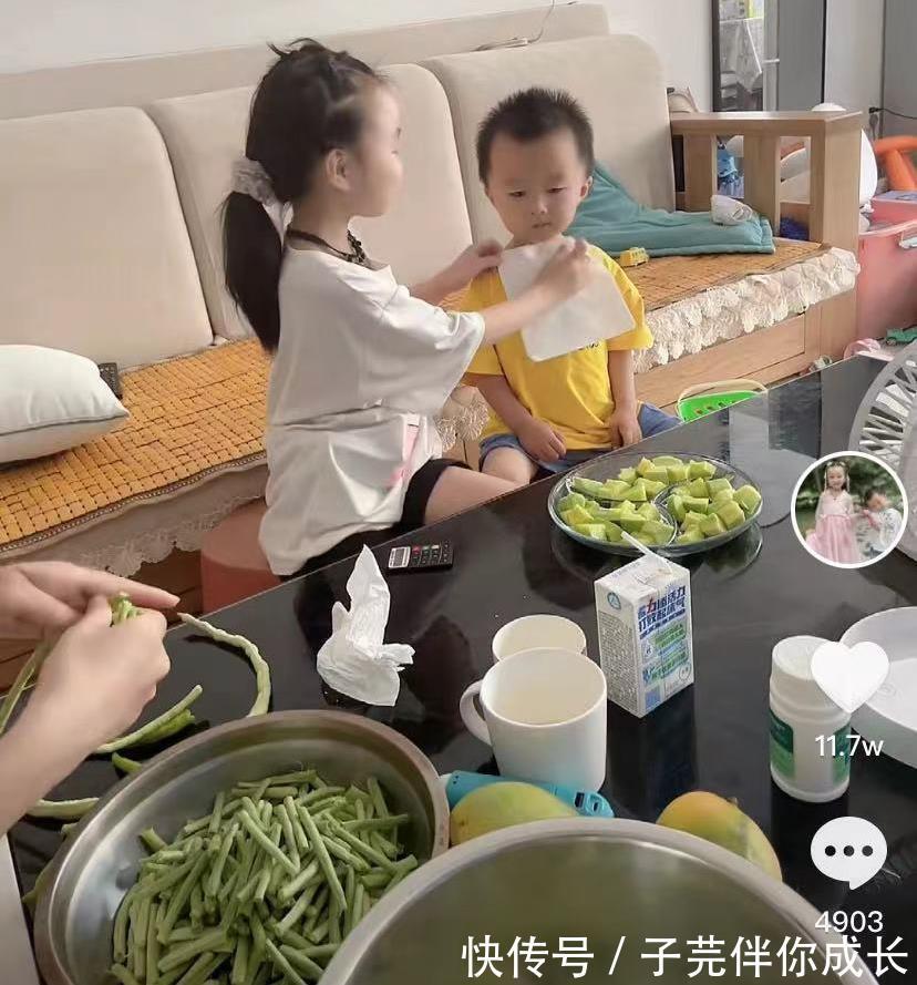 小宝|奇奇坐地上玩，悦悦把他训哭，网友：田静，你怎么教得孩子？