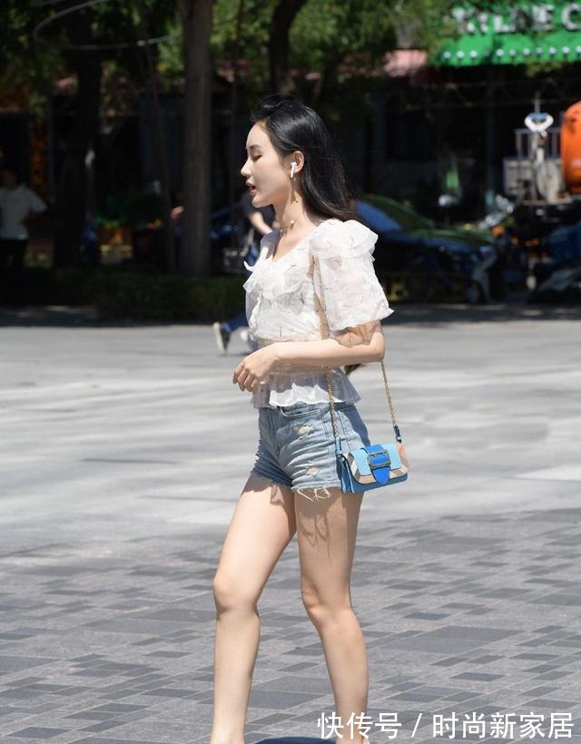 牛仔短裤 温柔风的花边雪纺衬衣搭配牛仔短裤，甜美可爱系的穿搭减龄效果好！