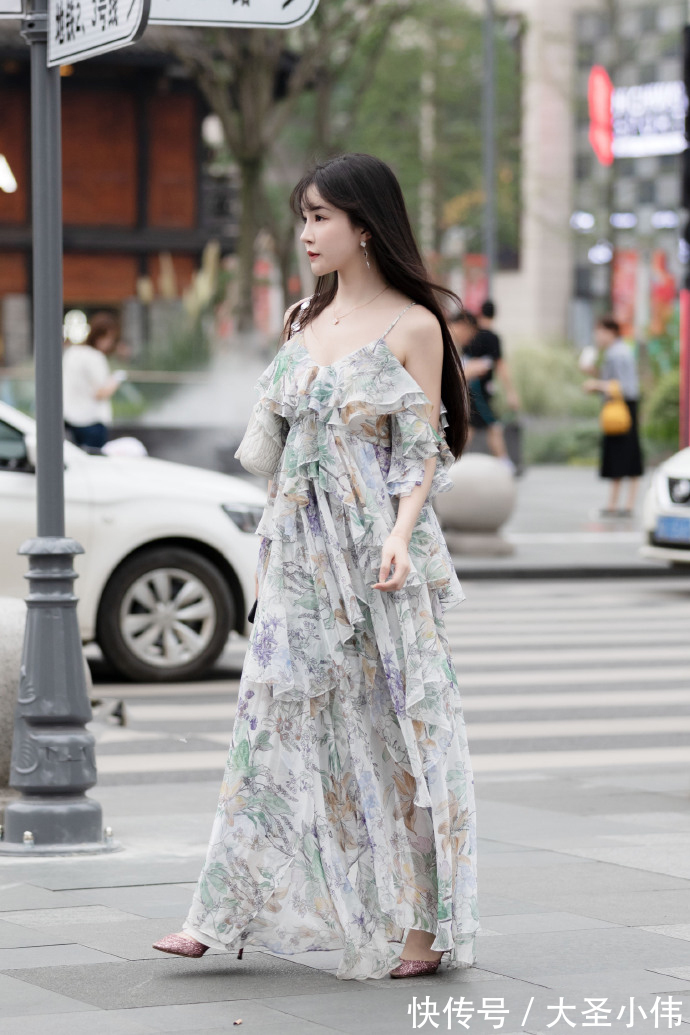 连衣裙|美女街拍:小姐姐身穿个性吊带连衣裙,白皙娇嫩有仙女气息!
