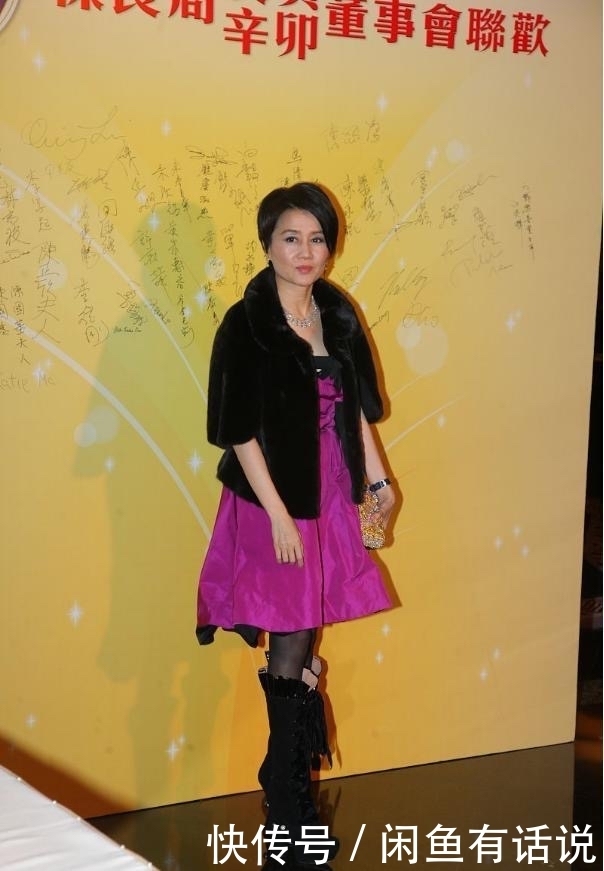 玫紫色|梁安琪到底是豪门阔太,一般阿姨不敢试的玫紫色,照样穿出贵妇范