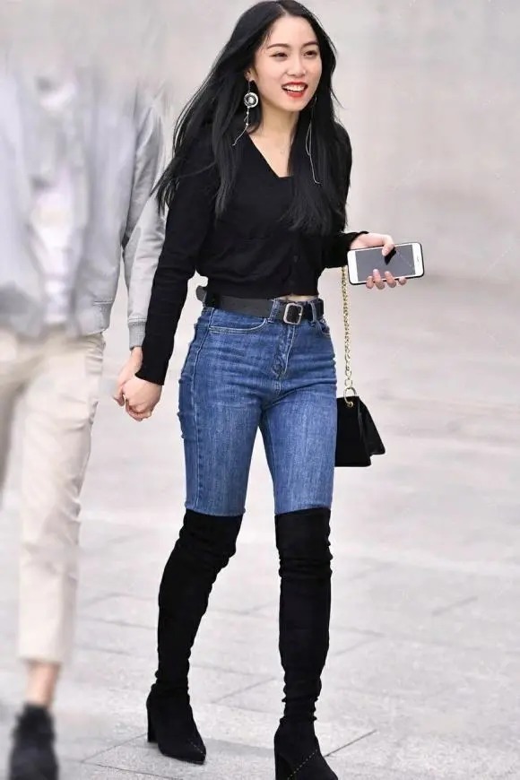 女人 宽领上衣搭配修身牛仔裤 与长筒靴,时尚感十足尽显成熟女人魅力