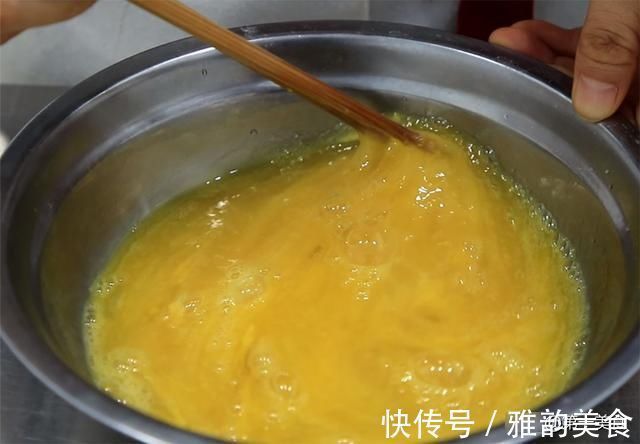 鸡蛋卷最简单的做法,4个鸡蛋,1碗面粉,一摊一卷,快速成形