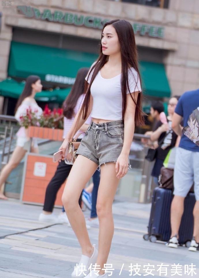 高贵|街拍: 穿热裤的美女, 营造出高贵美丽的强大气场!