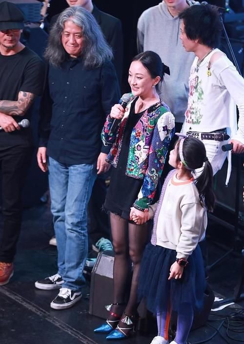 俗感|这是什么神仙气质？穿花哨外套配黑丝，美得如此高级！