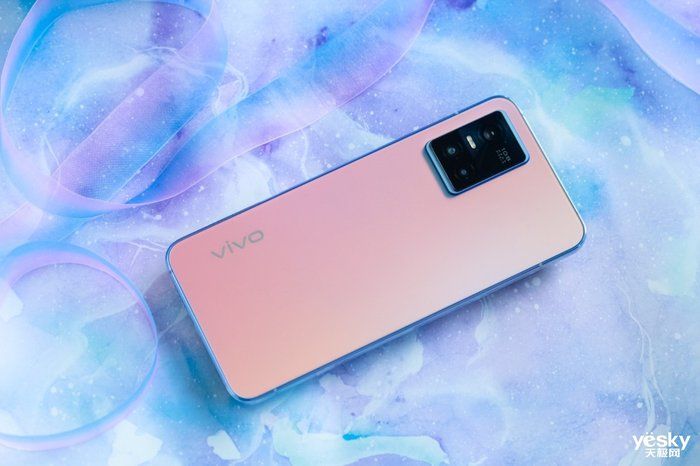 上手|自拍新体验：最自然的自己有多好看？vivo S10 Pro上手简评