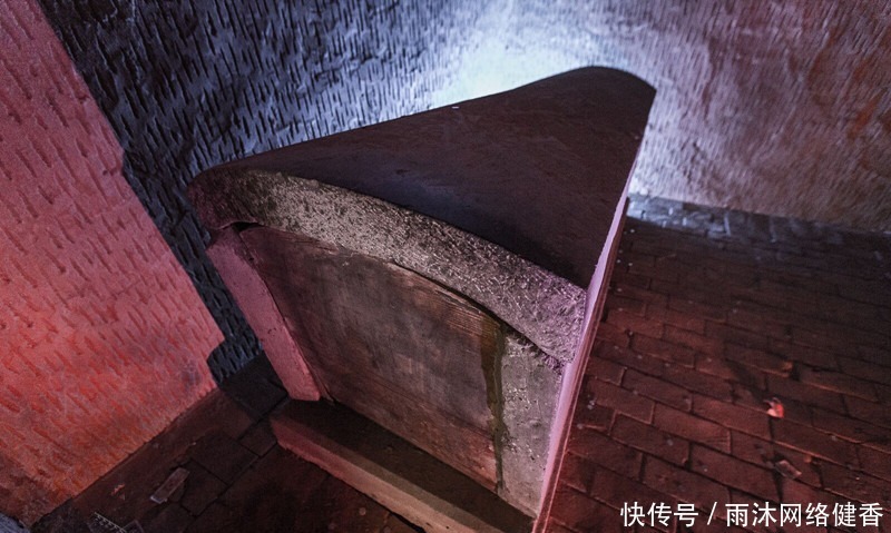 直击四座被盗空的王侯墓室，最著名就是宋四郎的墓室，壁画最逼真