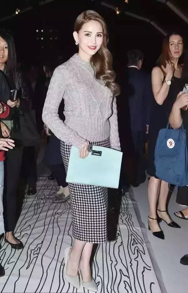 女人这样穿毛衣，从初秋时髦到寒冬！