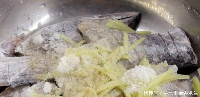 煎带鱼，用淀粉还是面粉？教你这方法，带鱼金黄诱人，外酥里嫩