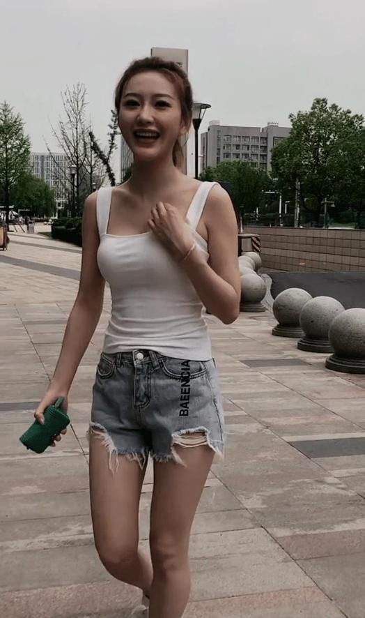 小姐姐水灵秀气，优雅又显魅力，就是这么的有魅力