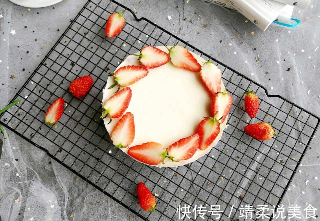 生乳酪草莓慕斯蛋糕，不仅颜值高，味道也甜美