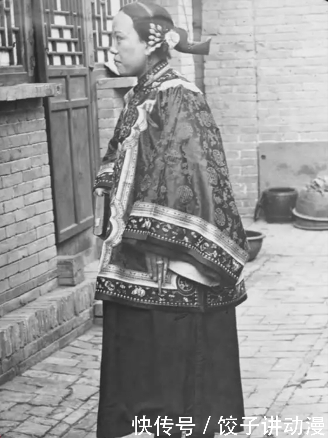 宫女|清末真实照片,差官手握巨型斩马剑,宫女准许离宫“满面春风”