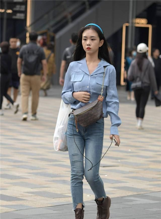 浅蓝色 秋天适合搭配牛仔裤,选择款式很重要,你会怎么搭配呢?