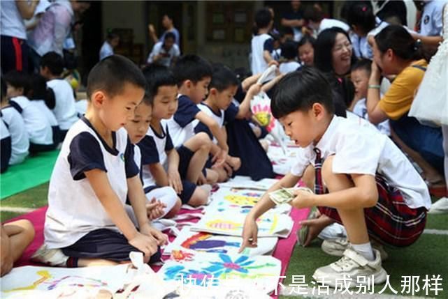 外面的世界|越无知的父母越喜欢给孩子灌输这种“穷思想”,怪不得孩子没出息