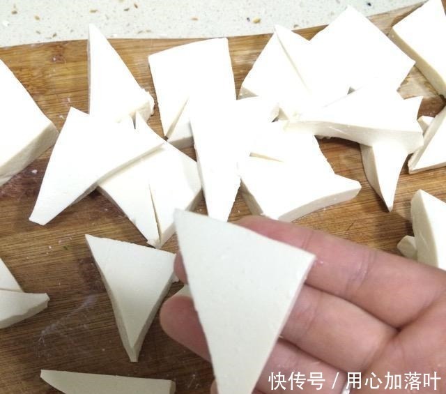 老人|豆腐这样做,简单快捷,好吃还下饭,四季可食,老人小孩都喜欢吃!