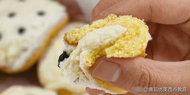 轻轻软软像在捏了朵云，一口下去奶香、醇苦、香甜、微酸