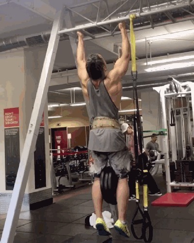 杠铃片|50岁大叔练习1万次引体向上后，背部成了这样