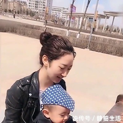 丝巾|相差20岁姐弟俩,一出门就这画面,妈妈看到忍不住笑了