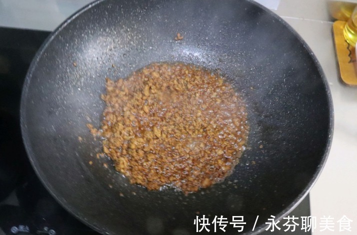 菇面|好吃到舔盘的土豆肉末拌面，酱香浓郁，一碗根本就不够吃